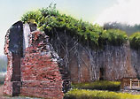 台南の安平にある崩れた城壁の水彩画